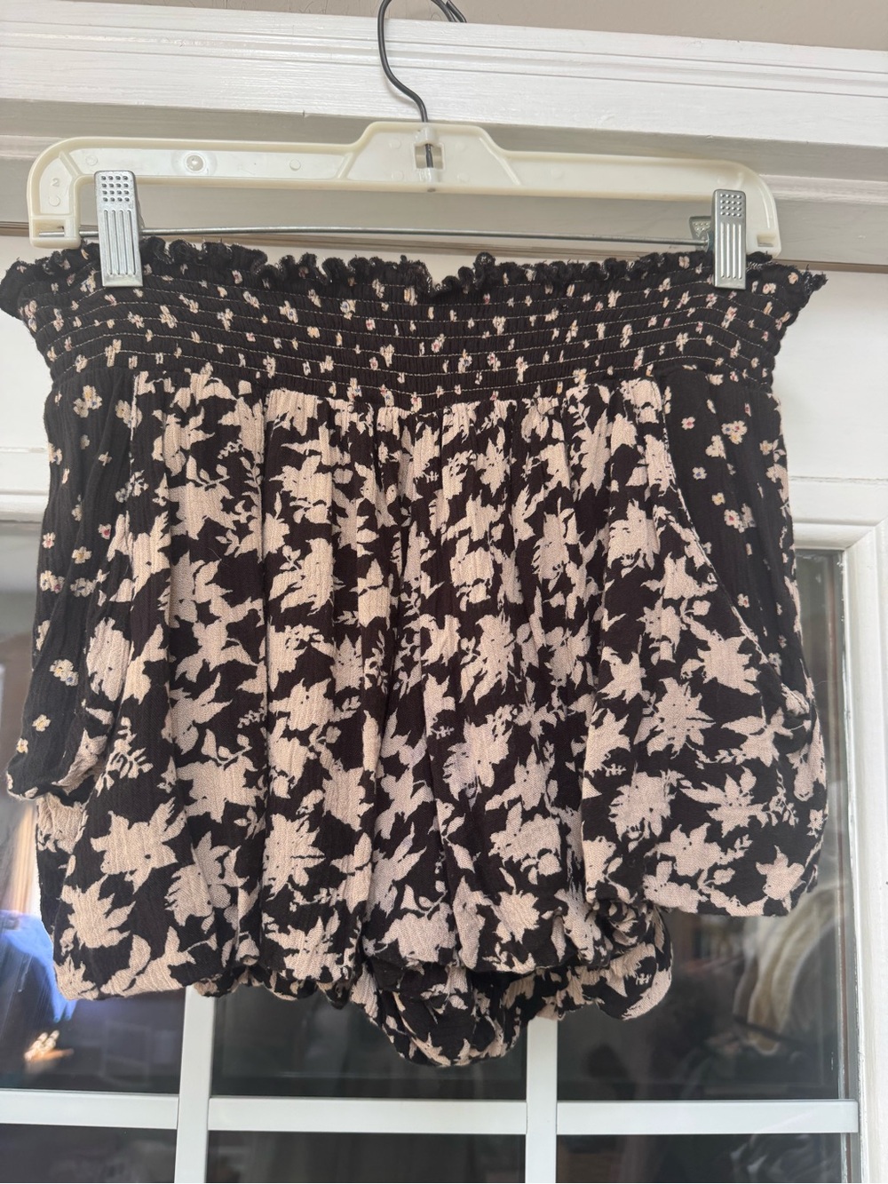 Free People Black Cream Floral Smocked Waist Pull On Shorts Pockets Size Small